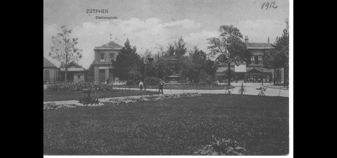 Het groene Stationsplein in 1912